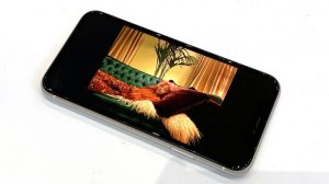 iphone 11 design 300x168 - Mains sur: iPhone 11 avis