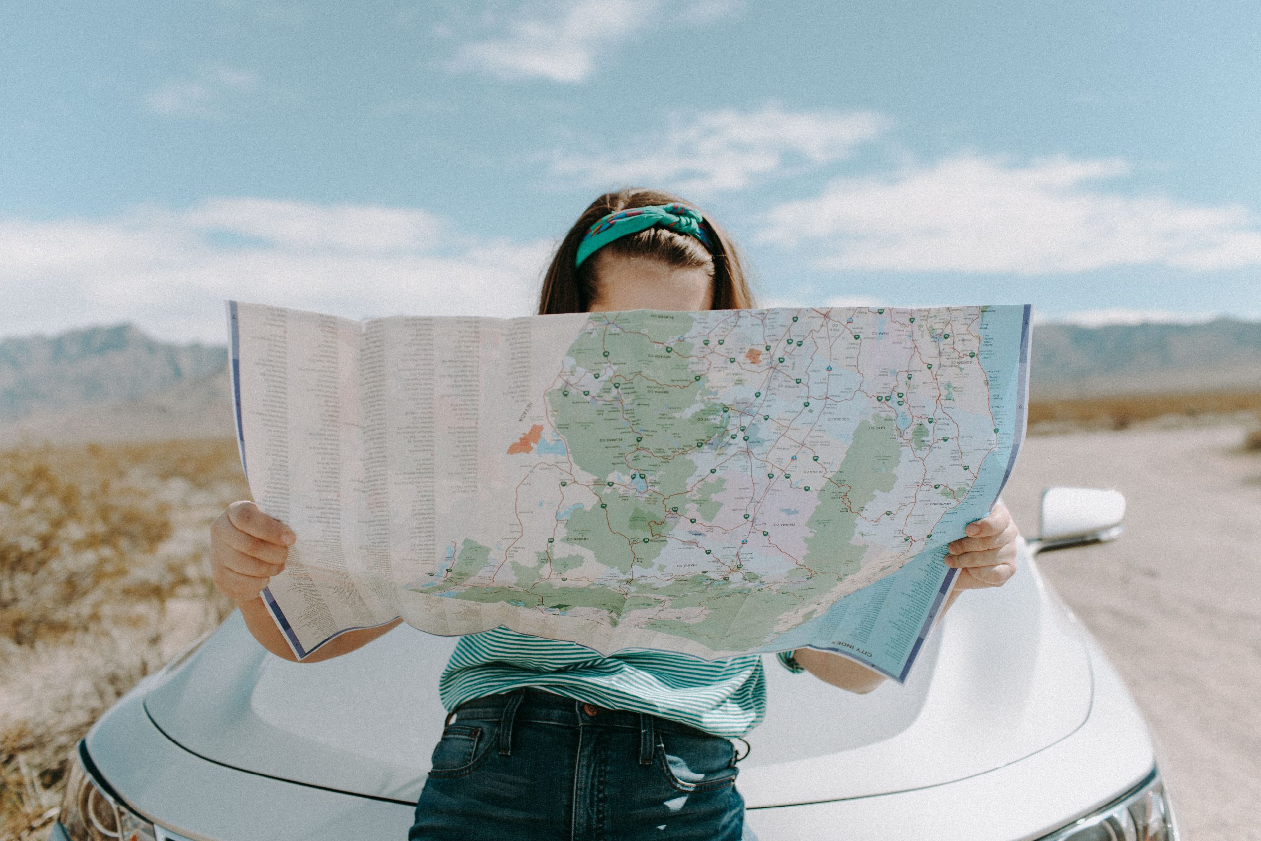 woman-looking-at-the-map-3935702