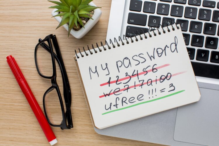 flat-lay-notebook-with-password-laptop mot de passe