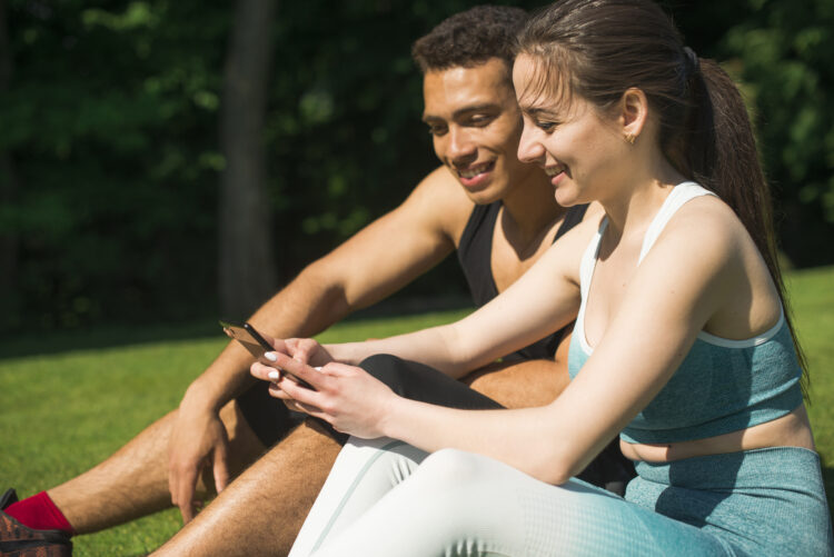 man-woman-taking-selfie-park sport homme et femme montre